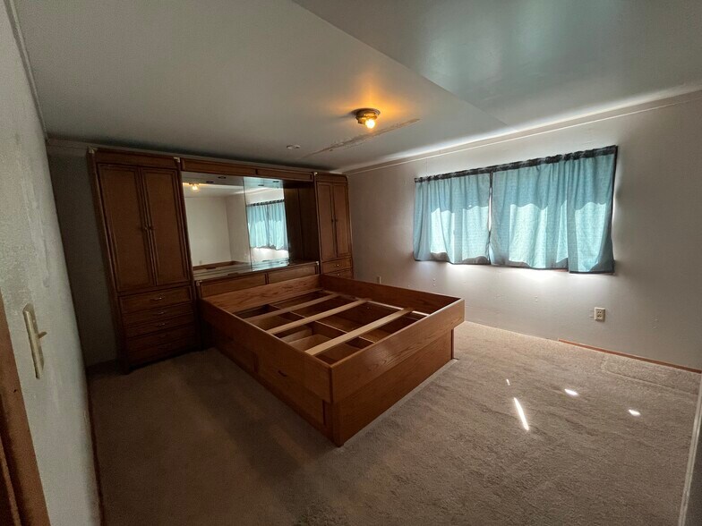 More Photos Of 1004 S Nordic Dr, Petersburg Hotel For Sale