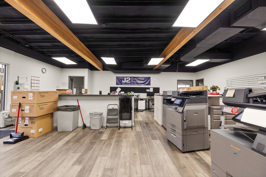 More Photos Of 115 1/2 W Wyoming St, Kalispell Showroom For Lease