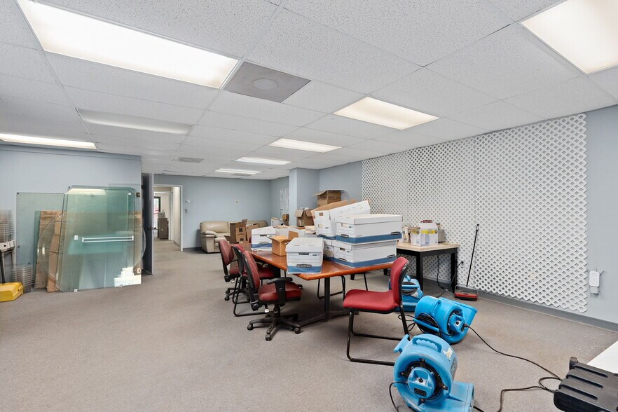 More Photos Of 175 Semoran Commerce Pl, Apopka Light Distribution For Sale