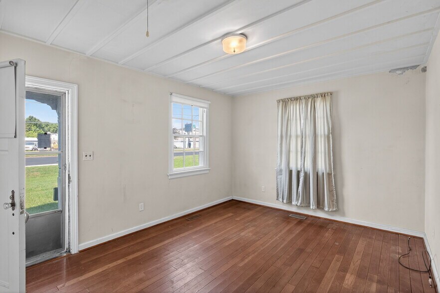 More Photos Of 5812 Jefferson Ave, Newport News Storefront For Sale