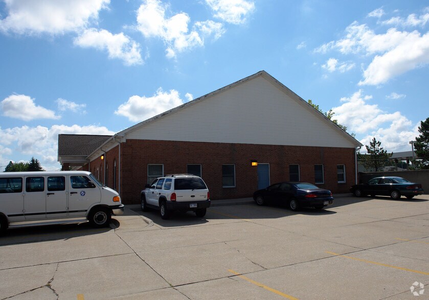 More Photos Of 27041 Schoenherr Rd, Warren Medical For Lease