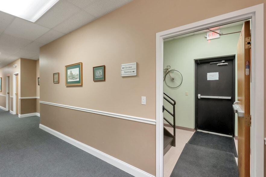 More Photos Of 72 Queen St, Southington Office For Lease