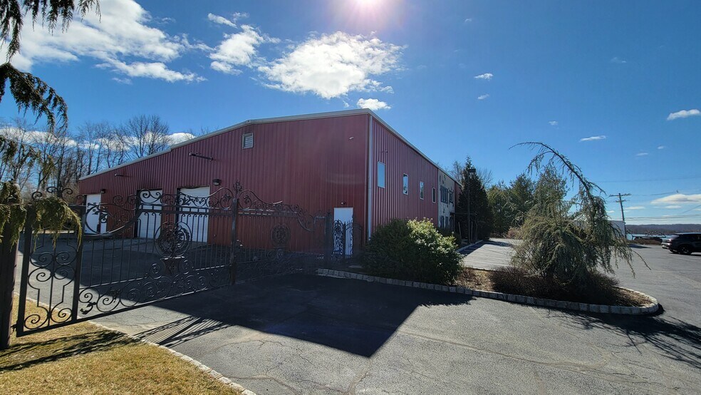 More Photos Of 14 Park Dr, Franklin Warehouse For Lease