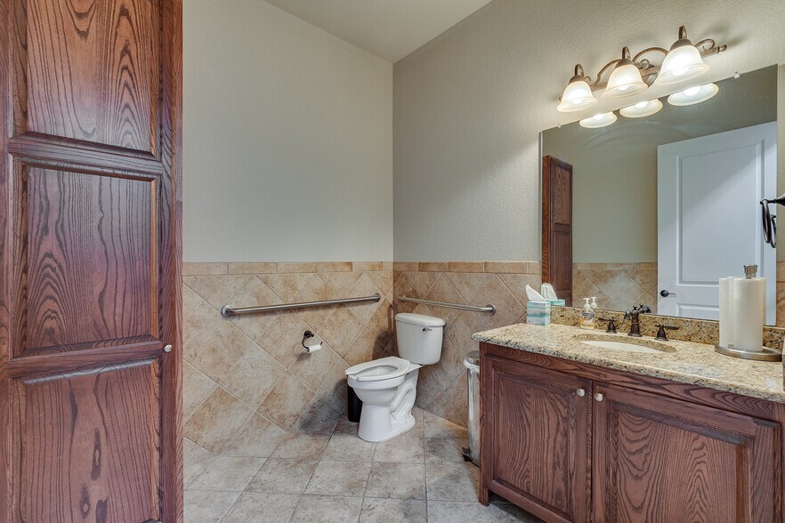 More Photos Of 5748 Boat Club Rd, Fort Worth Office For Sale