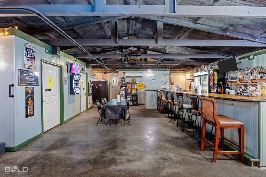 More Photos Of 7318 Ida State Line rd, Ida Bar For Sale