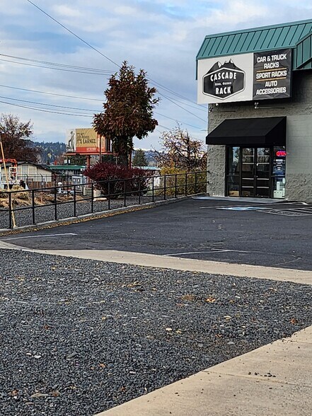 More Photos Of 310 SE Railroad St, Bend Storefront Retail Residential For Lease