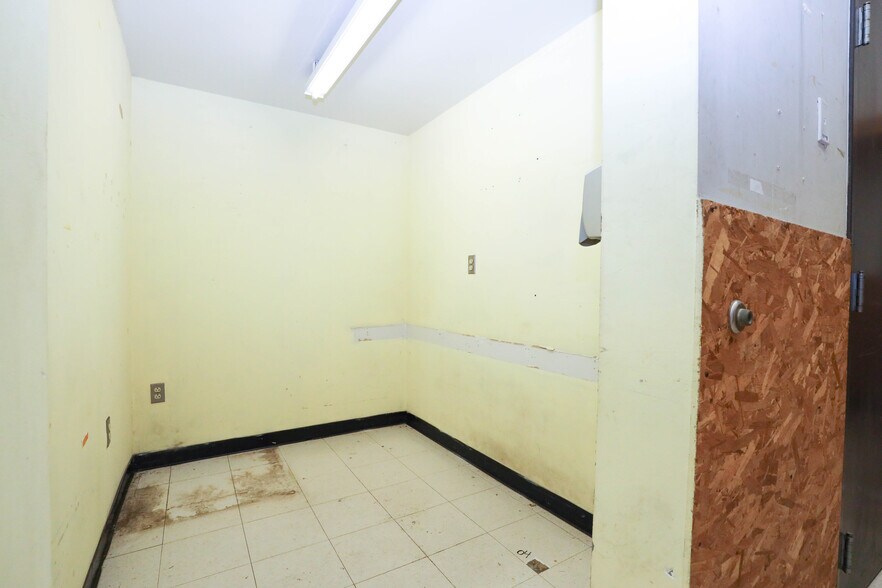 More Photos Of 902 N Lewis St, Glenville Drugstore For Sale