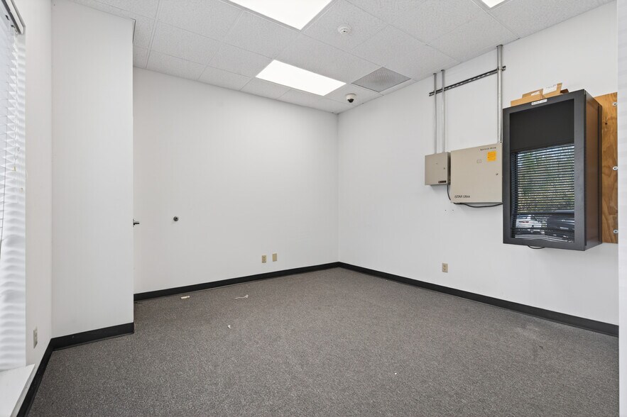 More Photos Of 2 Raymond Dr, Havertown Light Manufacturing For Lease