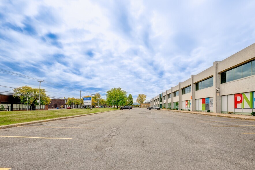 More Photos Of 1925-1985 Boul Hymus, Dorval Light Distribution For Lease