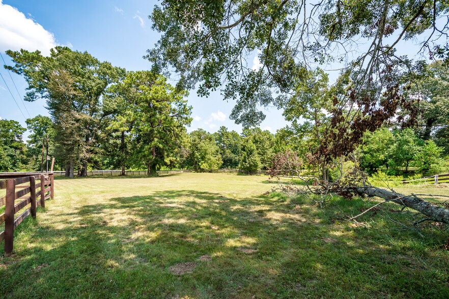 More Photos Of 16410 FM 1485 Rd, Conroe Veterinarian Kennel For Sale