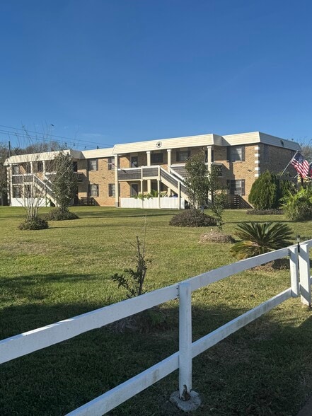 More Photos Of 403 W Broad St, Freeport Apartments For Sale