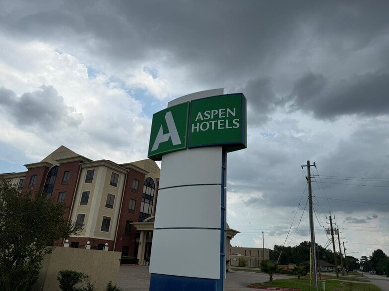 More Photos Of 908 W G St, La Porte Hotel For Sale