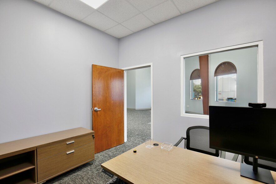 More Photos Of 6881 Kingspointe Pky, Orlando Flex For Lease