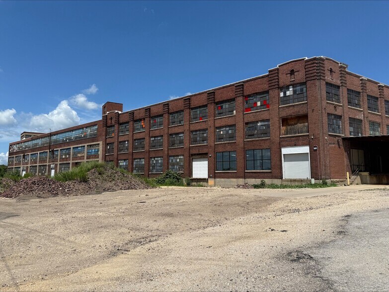 More Photos Of 301 W 3rd St, Sterling Manufacturing For Lease