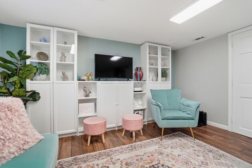 More Photos Of 175 W Franklin St, Centerville Storefront Retail Office For Sale