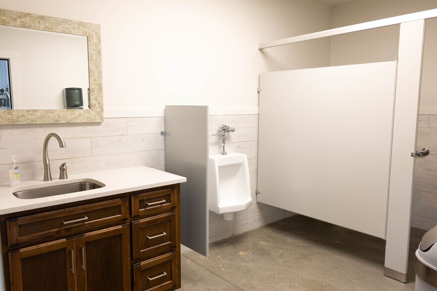 More Photos Of 5830 Highway 231 S, Castalian Springs Showroom For Sale