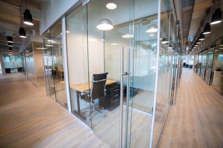 More Photos Of 146-152 Thirtieth St, Toronto Research And Development For Lease