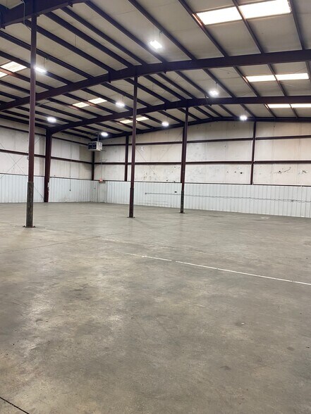More Photos Of 400 S Eagle Ln, Oklahoma City Warehouse For Lease
