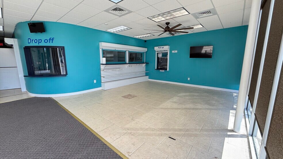 More Photos Of 3350-3390 E Bay Dr, Largo Storefront For Lease