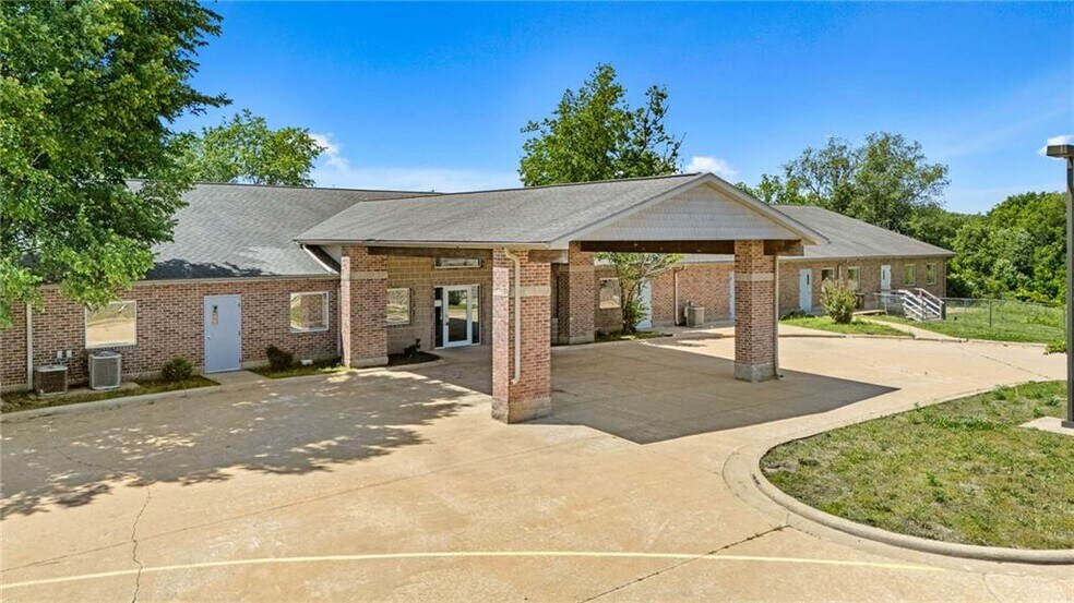 More Photos Of 185 Rebecca St, Gentry Office For Sale