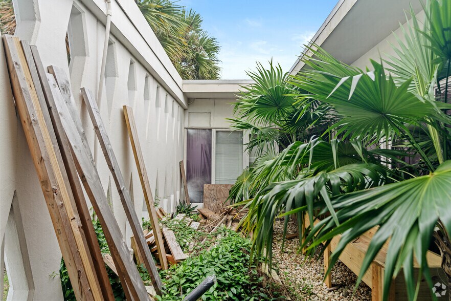 More Photos Of 1270 NW 165th St, Miami Office For Lease