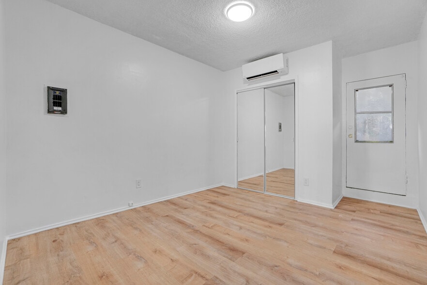 More Photos Of 1143 W 28th St, Los Angeles Multifamily For Sale