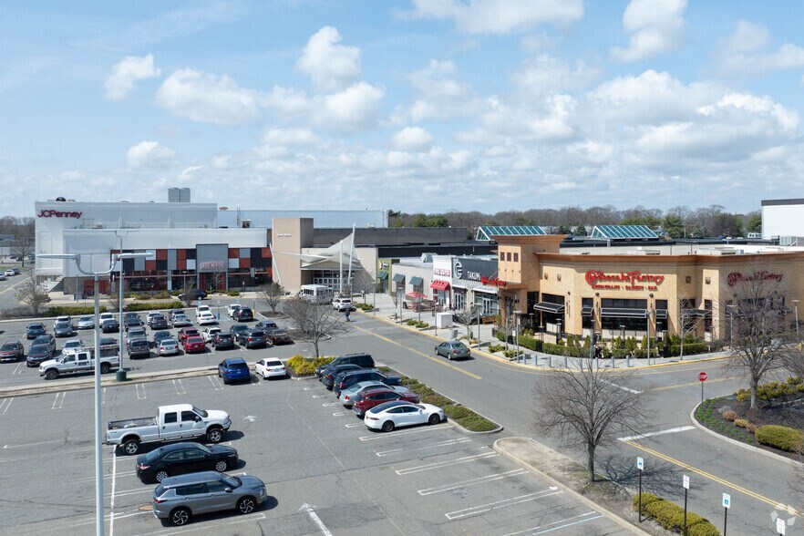 More Photos Of 1701 Sunrise Hwy, Bay Shore General Retail For Lease