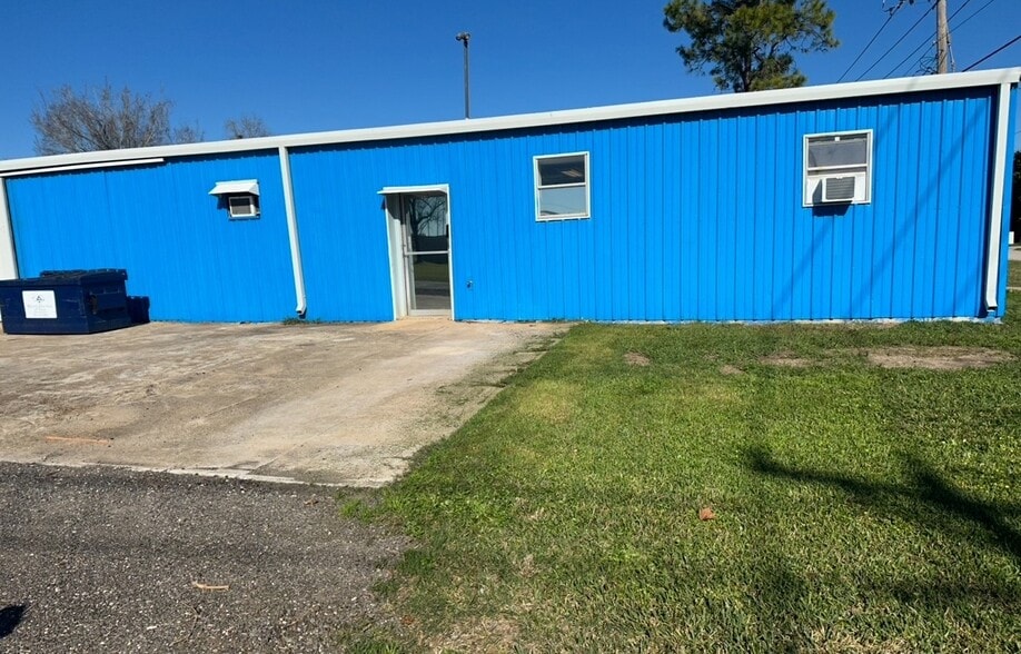 More Photos Of 115 E Murray St, Angleton Warehouse For Sale