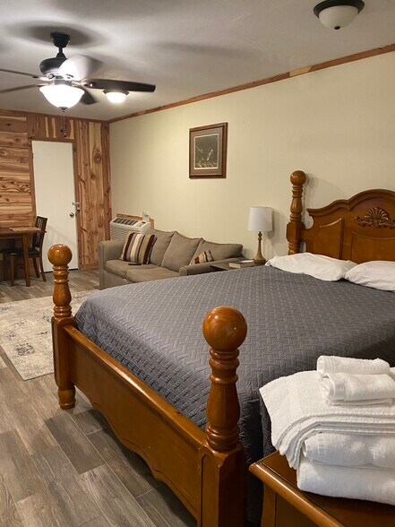 More Photos Of 1001 Highway 98 E, Carrabelle Hotel For Sale