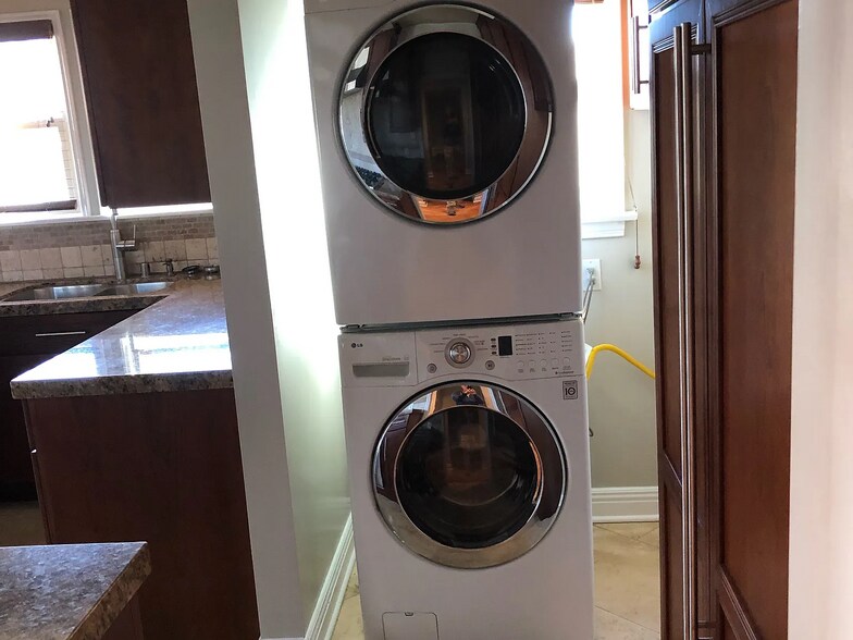 More Photos Of 1202 S Cochran Ave, Los Angeles Apartments For Sale