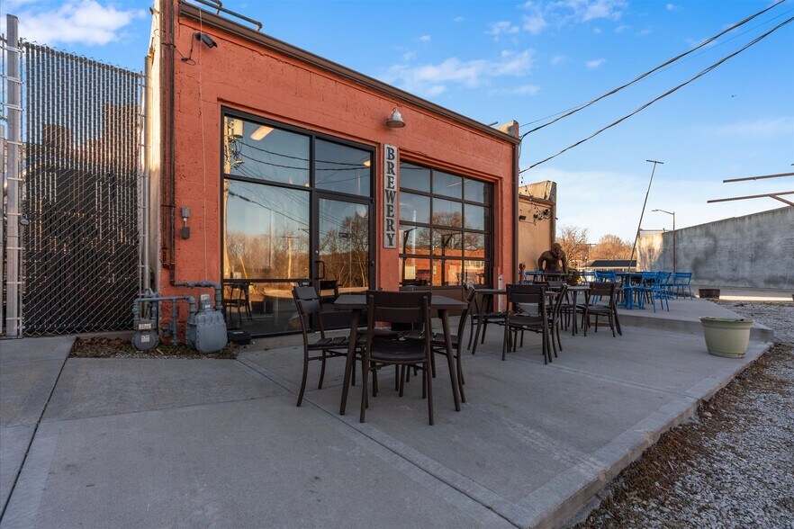 More Photos Of 451 S Thompson Ave, Excelsior Springs Bar For Sale