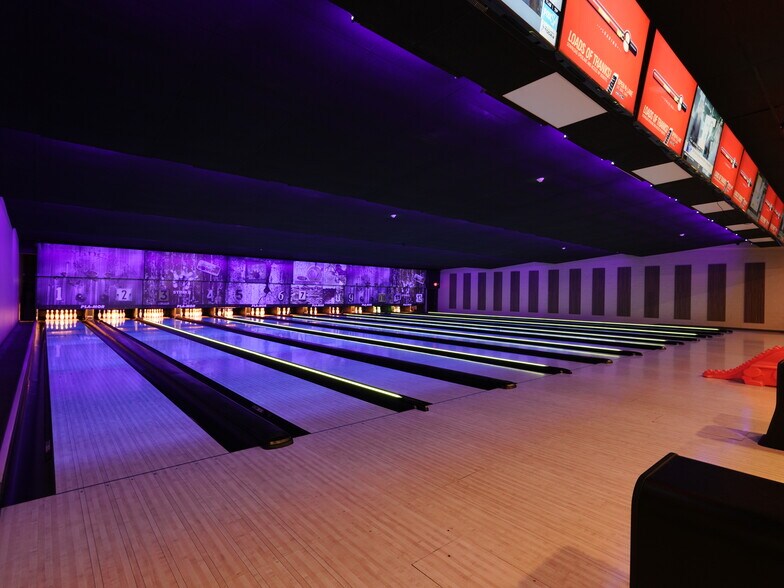 More Photos Of 1201 N Bedell Ave, Del Rio Bowling Alley For Sale