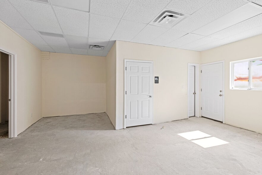 More Photos Of 516 Main St, Longmont Bar For Sale
