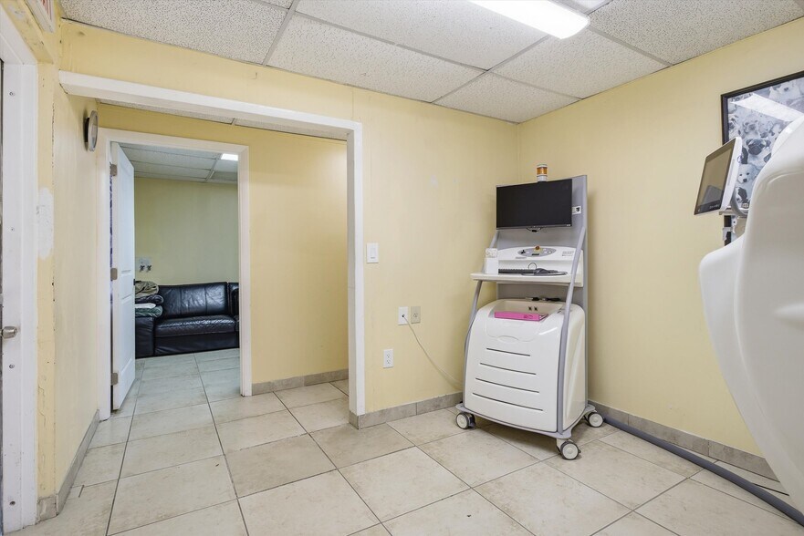 More Photos Of 3240 NW 7th St, Miami Office For Sale