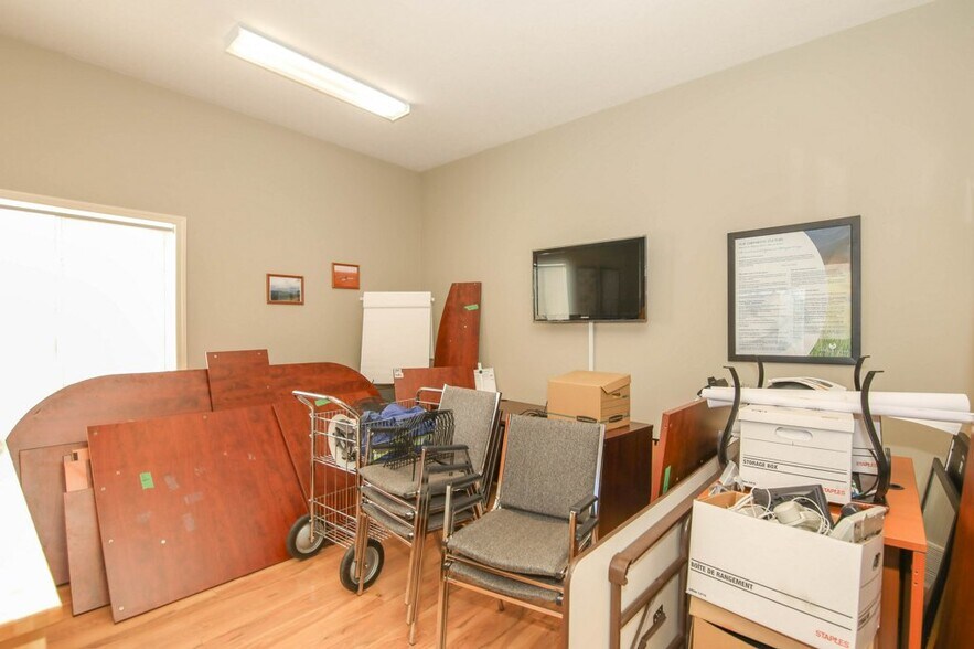 More Photos Of 5209 49A Ave, Bentley Office For Sale