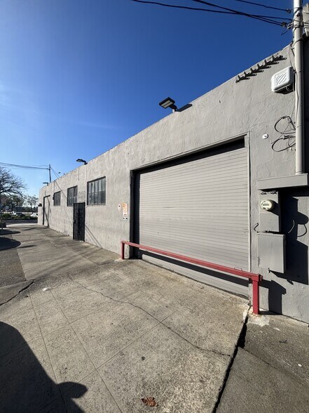 Primary Photo Of 1036-1050 E 8th St, Oakland Warehouse For Lease