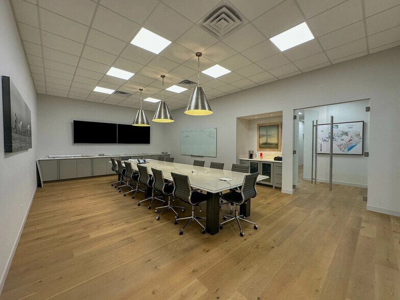 More Photos Of 1025 Oak St, Abilene Office For Lease