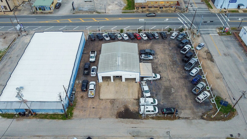 More Photos Of 120 E Mulberry St, Angleton Auto Dealership For Lease