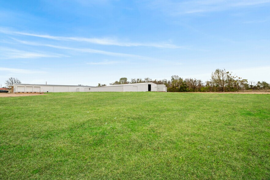 More Photos Of 3790 Lamar Ave, Paris Warehouse For Sale