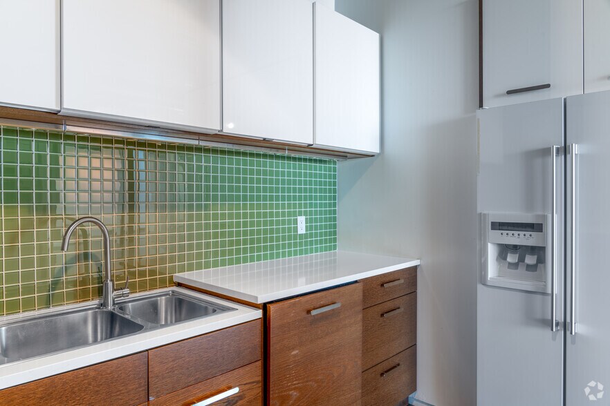 More Photos Of 524-542 E Burnside St, Portland Office For Sale