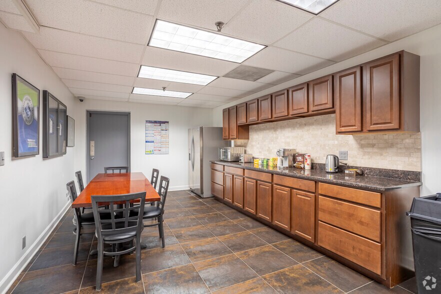 More Photos Of 3501 Woodhead Dr, Northbrook Warehouse For Lease