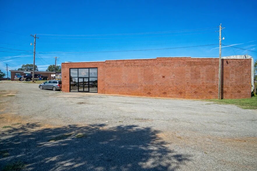 More Photos Of 98 E Adams St, Forsyth Warehouse For Sale