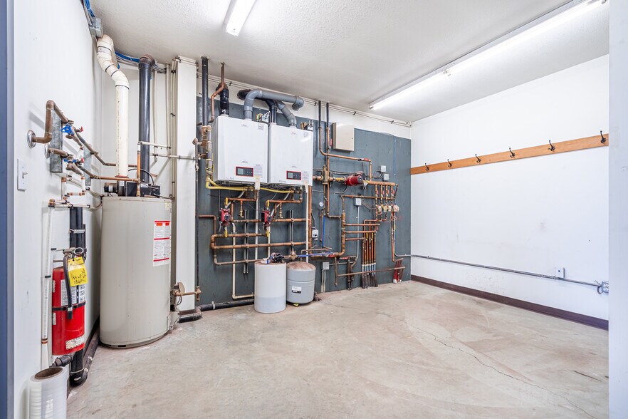 More Photos Of 4807 40 Av, Lloydminster Warehouse For Lease