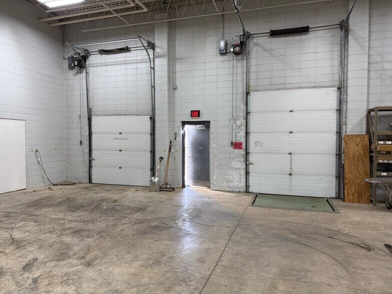 More Photos Of 620 N Lynndale Dr, Appleton Showroom For Lease