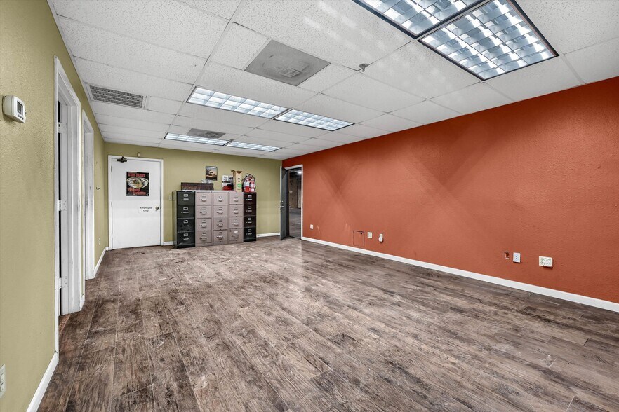 More Photos Of 1411 Southland Dr, Gainesville Flex For Sale
