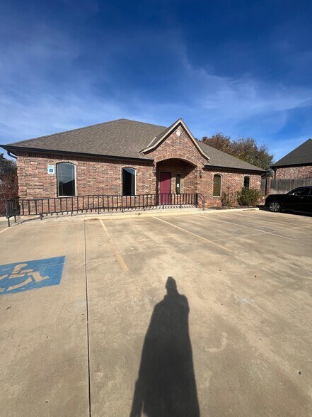 Primary Photo Of 13310 Eastern ave, Edmond Medical For Sale