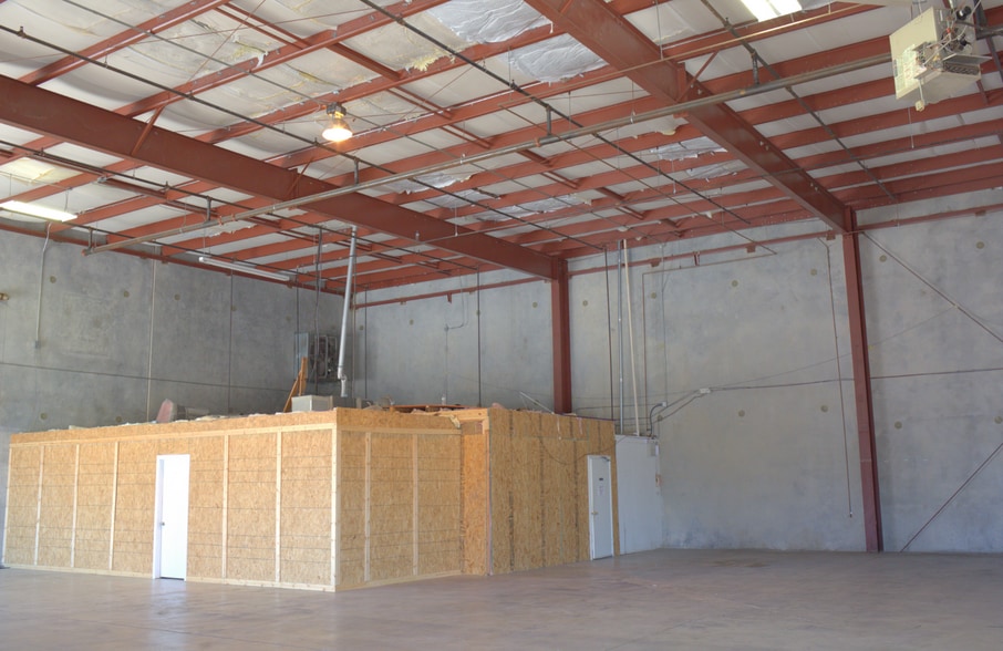 More Photos Of 2004 Lamar Dr, Round Rock Warehouse For Lease
