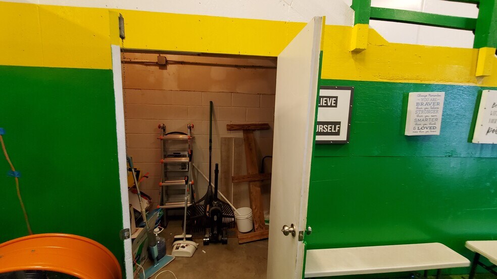 More Photos Of 2290 Alahao Pl, Honolulu Warehouse For Lease