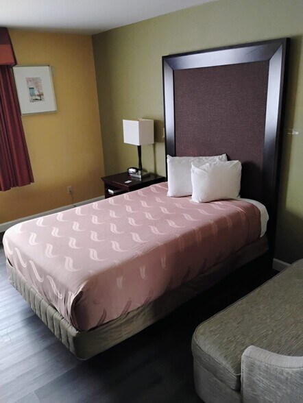 More Photos Of 11 Des Moines Ave, South Hutchinson Hotel For Sale