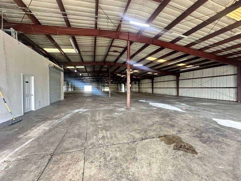 More Photos Of 3876 Bengert St, Orlando Warehouse For Lease